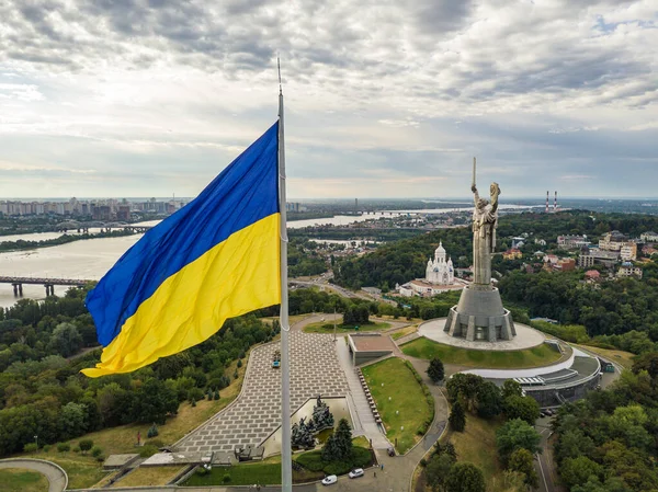 Hava aracı görüntüsü. Kiev 'de yüksek bayrak direğinde Ukrayna bayrağı.
