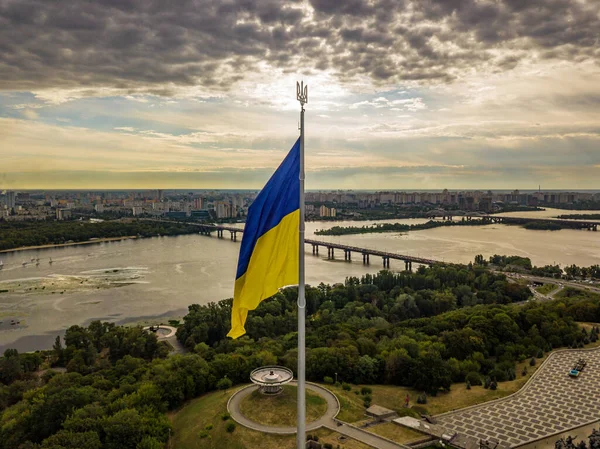 Hava aracı görüntüsü. Kiev 'de yüksek bayrak direğinde Ukrayna bayrağı.