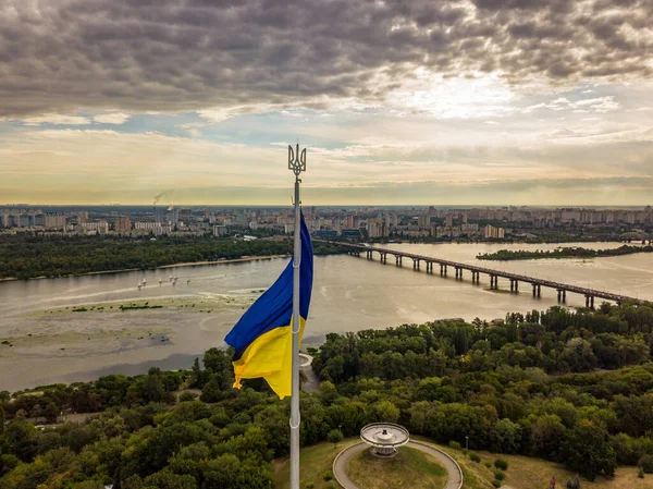 Повітряний Дрон Прапор України Високому Флагштоку Києві — стокове фото