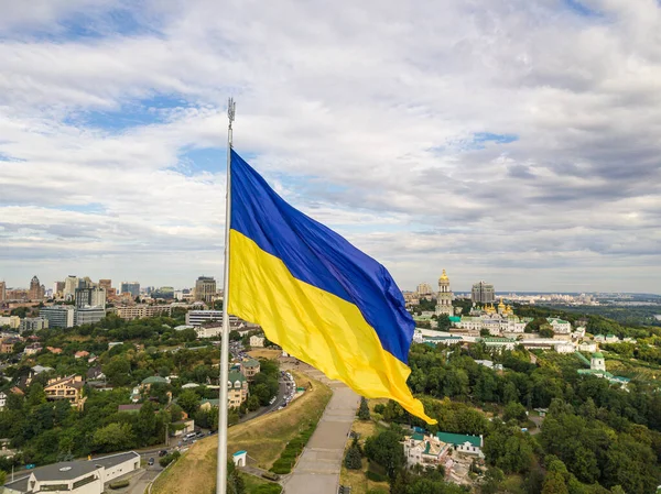 Hava aracı görüntüsü. Kiev 'de yüksek bayrak direğinde Ukrayna bayrağı.