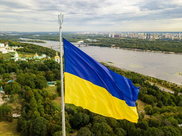 Hava aracı görüntüsü. Kiev 'de yüksek bayrak direğinde Ukrayna bayrağı.