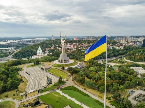 Hava aracı görüntüsü. Kiev 'de yüksek bayrak direğinde Ukrayna bayrağı.