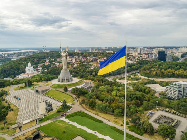 Hava aracı görüntüsü. Kiev 'de yüksek bayrak direğinde Ukrayna bayrağı.
