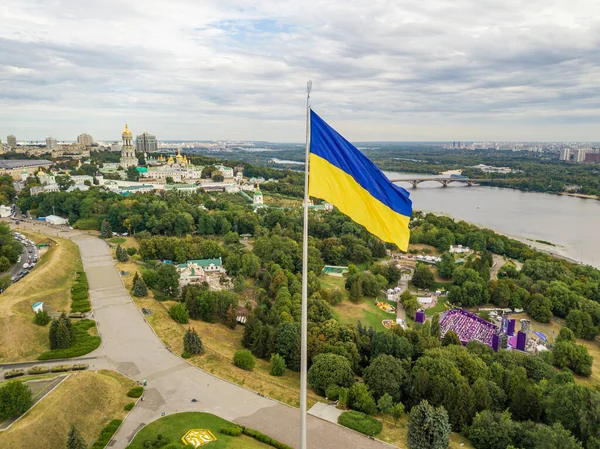 Hava aracı görüntüsü. Kiev 'de yüksek bayrak direğinde Ukrayna bayrağı.