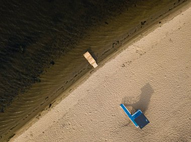 Hava aracı görüntüsü. Nehirde terk edilmiş kumlu bir sahil..