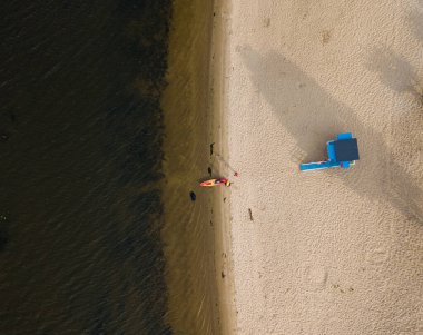 Hava aracı görüntüsü. Kumlu nehir kıyısındaki kayık.