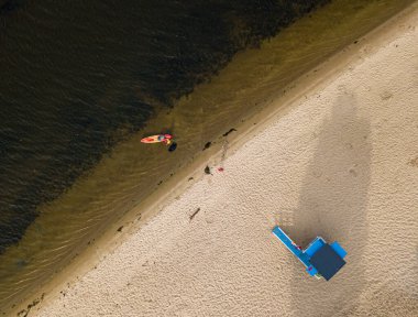 Hava aracı görüntüsü. Kumlu nehir kıyısındaki kayık.