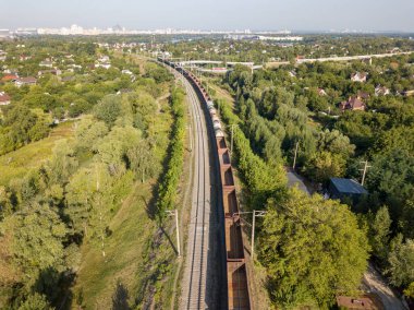 Hava aracı görüntüsü. Yük treni şehirde demiryolu ile seyahat eder..