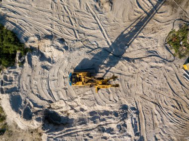 Hava aracı görüntüsü. Köprü inşaatında sondaj makinesi..