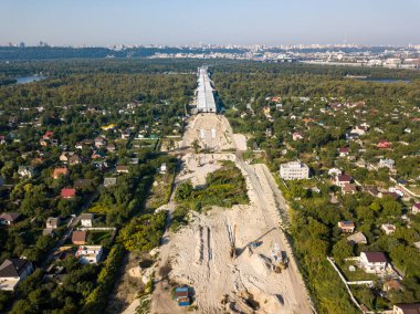 Hava aracı görüntüsü. Kyiv 'deki köprü inşaatı.