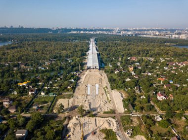 Hava aracı görüntüsü. Kyiv 'deki köprü inşaatı.