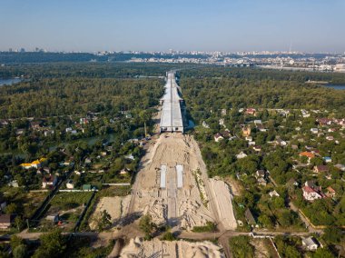 Hava aracı görüntüsü. Kyiv 'deki köprü inşaatı.