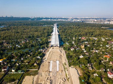 Hava aracı görüntüsü. Kyiv 'deki köprü inşaatı.