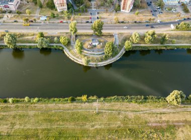 Hava aracı görüntüsü. Kiev şehir parkında göl.