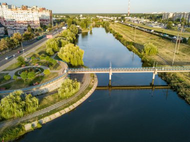 Kiev şehir parkındaki gölün üzerindeki köprü. Hava aracı görünümü.