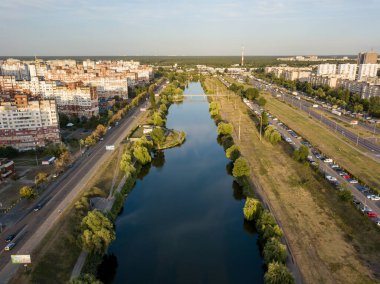 Hava aracı görüntüsü. Kiev şehir parkında göl.