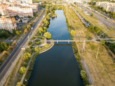 Kiev şehir parkındaki gölün üzerindeki köprü. Hava aracı görünümü.