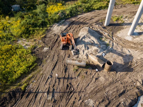 空中ドローンビュー 橋工事現場のオレンジ掘削機 — ストック写真