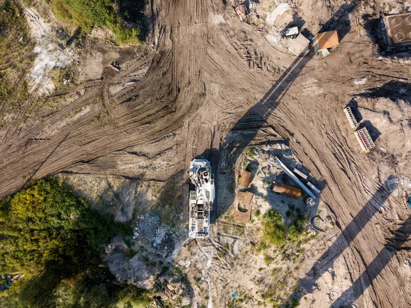 Hava aracı görüntüsü. Köprü inşaatında sondaj makinesi..