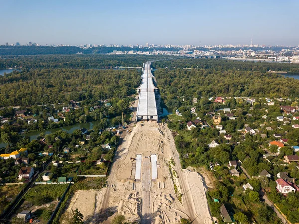 Hava aracı görüntüsü. Kyiv 'deki köprü inşaatı.