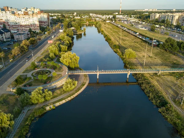 Puente Sobre Lago Parque Ciudad Kiev Vista Aérea Del Dron —  Fotos de Stock