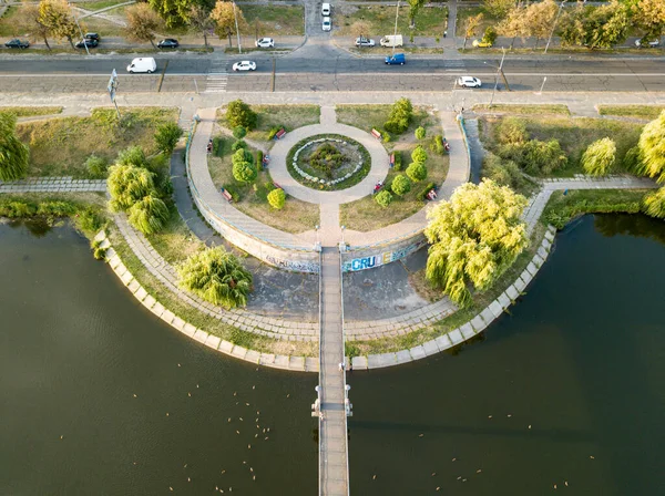 空中ドローンビュー キエフ市内公園の湖の近くを歩く道 — ストック写真