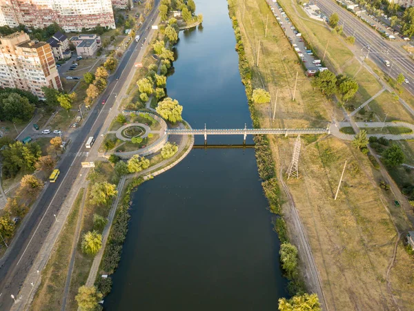 Puente Sobre Lago Parque Ciudad Kiev Vista Aérea Del Dron —  Fotos de Stock