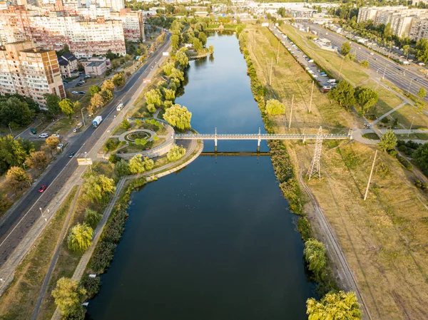 Puente Sobre Lago Parque Ciudad Kiev Vista Aérea Del Dron —  Fotos de Stock