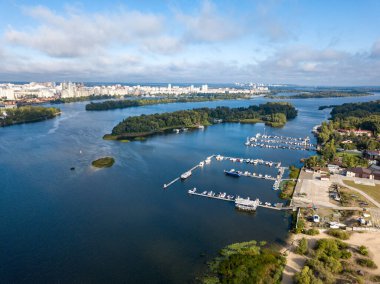 Kiev 'deki Dinyeper Nehri' nin havadan görünüşü.