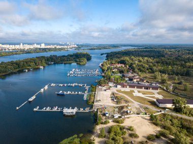 Kiev 'deki Dinyeper Nehri' nin havadan görünüşü.
