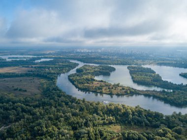 Kiev 'deki Dinyeper Nehri' nin havadan görünüşü.