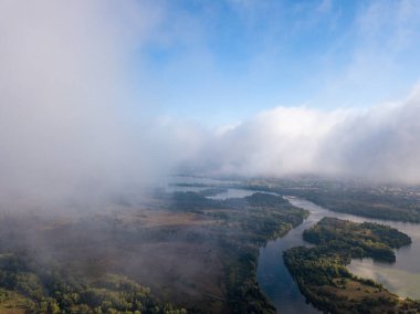 Kiev 'deki Dinyeper nehrinin üzerinde kalın bulutların arasında uçmak.