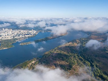 Kiev 'de sonbahar bulutları üzerinde uçuyor. Güneşli sabah.