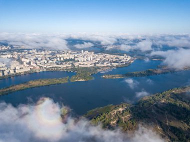 Kiev 'de sonbahar bulutları üzerinde uçuyor. Güneşli sabah.