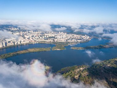 Kiev 'de sonbahar bulutları üzerinde uçuyor. Güneşli sabah.