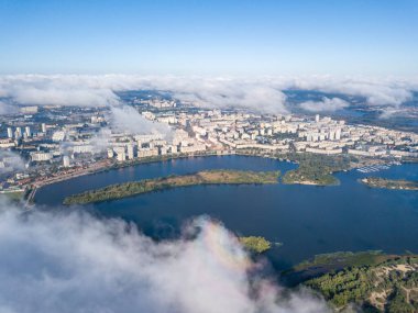 Kiev 'de sonbahar bulutları üzerinde uçuyor. Güneşli sabah.