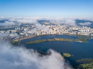 Kiev 'de sonbahar bulutları üzerinde uçuyor. Güneşli sabah.
