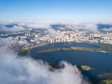 Kiev 'de sonbahar bulutları üzerinde uçuyor. Güneşli sabah.