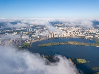 Kiev 'de sonbahar bulutları üzerinde uçuyor. Güneşli sabah.