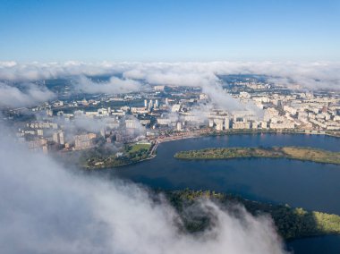 Kiev 'de sonbahar bulutları üzerinde uçuyor. Güneşli sabah.