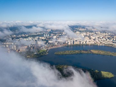 Kiev 'de sonbahar bulutları üzerinde uçuyor. Güneşli sabah.
