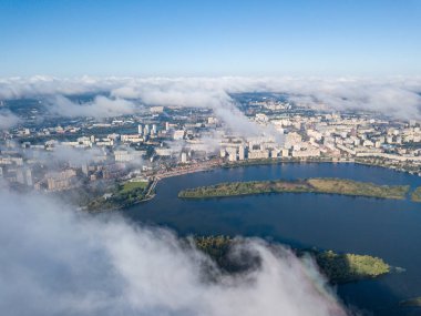 Kiev 'de sonbahar bulutları üzerinde uçuyor. Güneşli sabah.
