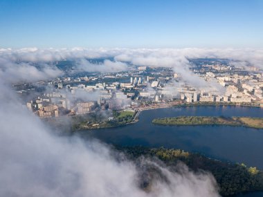 Kiev 'de sonbahar bulutları üzerinde uçuyor. Güneşli sabah.