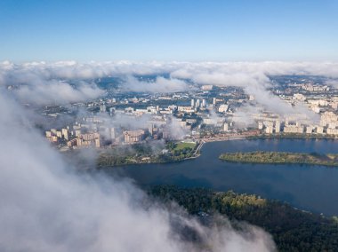 Kiev 'de sonbahar bulutları üzerinde uçuyor. Güneşli sabah.