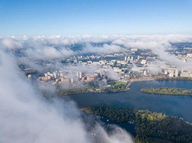 Kiev 'de sonbahar bulutları üzerinde uçuyor. Güneşli sabah.