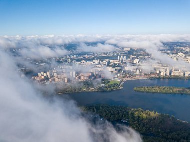 Kiev 'de sonbahar bulutları üzerinde uçuyor. Güneşli sabah.