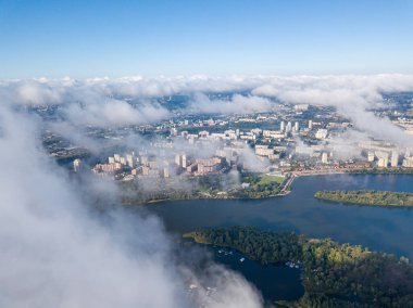Kiev 'de sonbahar bulutları üzerinde uçuyor. Güneşli sabah.