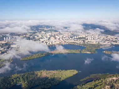 Kiev 'de sonbahar bulutları üzerinde uçuyor. Güneşli sabah.