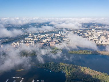 Kiev 'de sonbahar bulutları üzerinde uçuyor. Güneşli sabah.