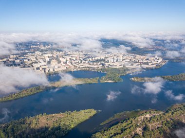 Kiev 'de sonbahar bulutları üzerinde uçuyor. Güneşli sabah.